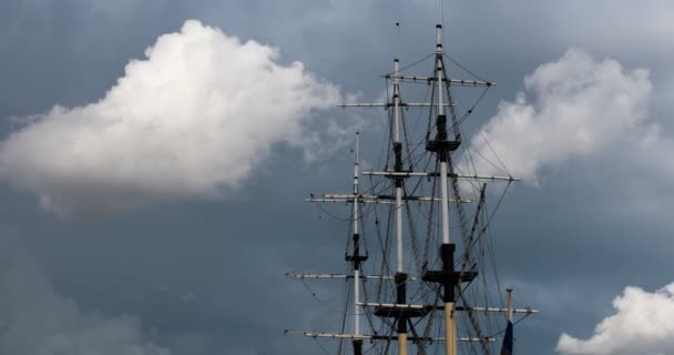空が暗くなるし 雲がゆっくりと古いヨットのマストに凝縮 — ストック動画