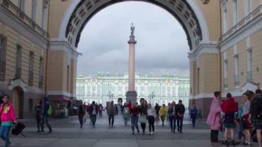 St Petersburg, Rusya, Ağustos 07. 2018. Genel Kurmay'arch. Turistler ve kasaba halkı Genel Kurmay arkın altından geçmek. Hermitage ve Alexander sütun arka planda görülebilir