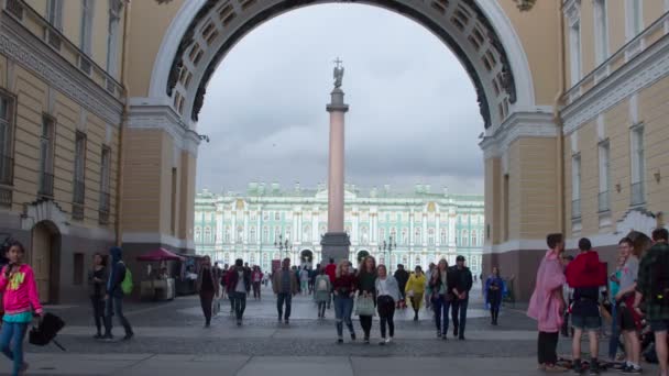 San Petersburgo Rusia Agosto 2018 Arco Del Estado Mayor Turistas — Vídeos de Stock