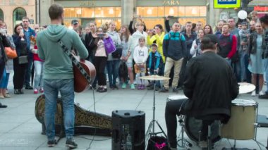 St Petersburg, Rusya, Ağustos 07. 2018. müzisyenler geçenler eğlendirmek. Sokakta geçenler tarafından çevrili müzisyenler gitar ve davul çalmak