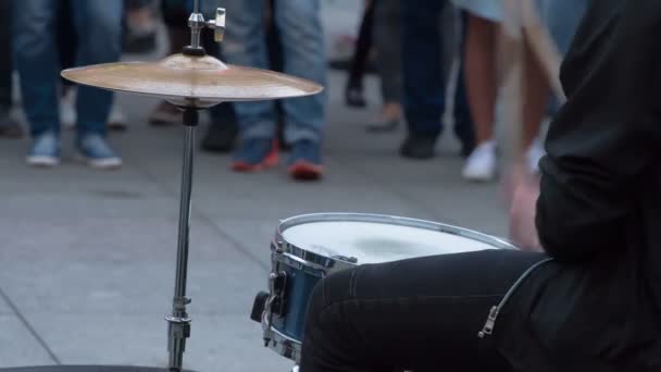 鼓手在街上陪同 从后面看音乐人的鼓手 他在被认出的听众的背景下打鼓 — 图库视频影像
