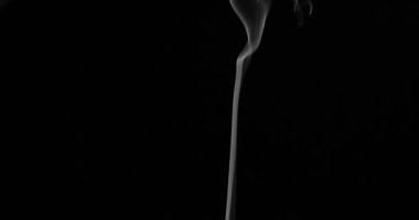 Açıkça ifade duman ekranın altından yavaş yavaş yükselir ve formları zarif katlanmış bir siyah arka plan üzerine beyaz. 120 fps hızında filme