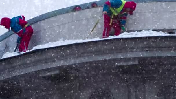 Industriekletterer Räumen Bei Starkem Schneefall Schnee Vom Dach Eines Hohen — Stockvideo