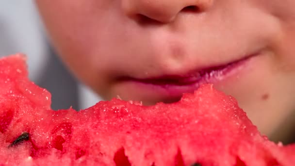 Забавный Кудрявый Рыжий Мальчик Удовольствием Ест Большой Кусок Арбуза — стоковое видео