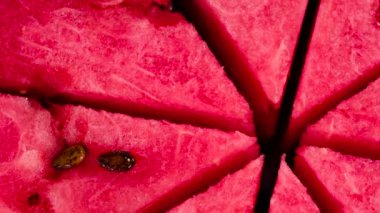 Video döngüler. Kamera önünde karpuz üçgen dilimlerini döndürme