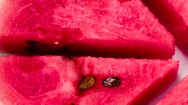 Video döngüler. Kamera önünde karpuz üçgen dilimlerini döndürme