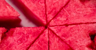 Karpuz üçgen parçaları sırayla ekrandan beyaz bir arka plan üzerinde yok.