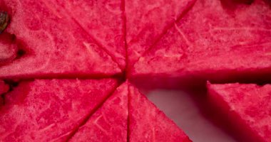 Karpuz üçgen parçaları sırayla ekrandan beyaz bir arka plan üzerinde yok.