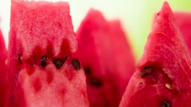 Video döngüler. Üçgen adet parlak sulu arka plan üzerinde kamera önünde döndürmek