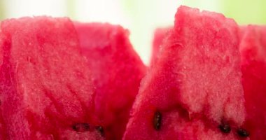 Video döngüler. Üçgen adet parlak sulu arka plan üzerinde kamera önünde döndürmek