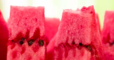 Video döngüler. Üçgen adet parlak sulu arka plan üzerinde kamera önünde döndürmek