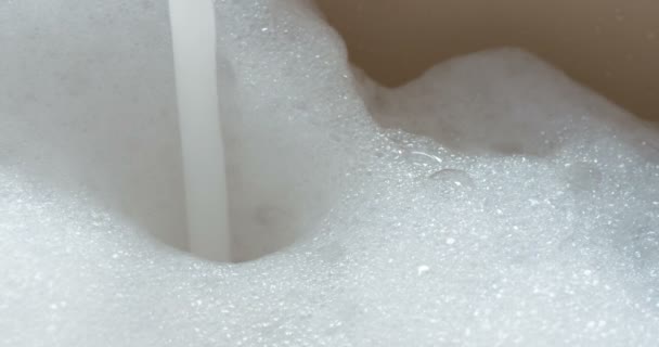 Flusso Acqua Dal Rubinetto Riempie Vasca Superficie Dell Acqua Ricoperta — Video Stock