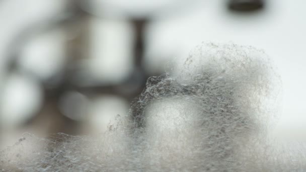 Burbujas Estallaron Gradualmente Superficie Espuma Baño Contra Fondo Grifo Agua — Vídeos de Stock