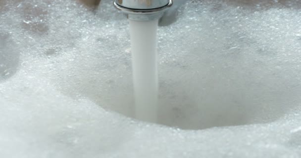 Flusso Acqua Dal Rubinetto Riempie Vasca Superficie Dell Acqua Ricoperta — Video Stock