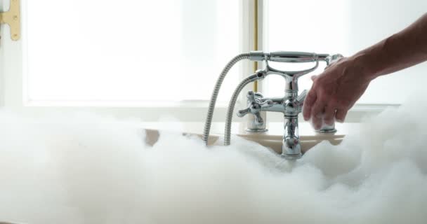 Die Hand Des Mannes Dreht Den Wasserhahn Auf Und Fällt — Stockvideo