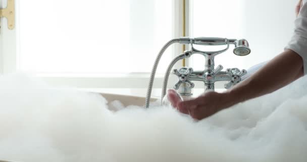 人的手掉进一个充满泡沫的浴缸里 造成水花 120 Fps 的速度拍摄 — 图库视频影像