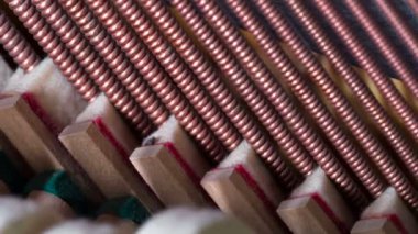 Araç içinde dizeleri çarpıcı yumuşak keçe kaplı piyano çekiç