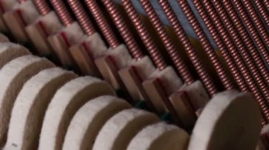 Araç içinde dizeleri çarpıcı yumuşak keçe kaplı piyano çekiç