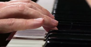 Erkek parmak yakın çekim yavaş yavaş basit bir melodi ayıklama piyano tuşları dokunun. 120 fps hızında filme