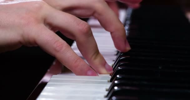 Los Dedos Femeninos Cerca Tocan Lentamente Las Teclas Del Piano — Vídeo de stock