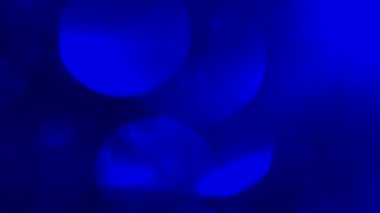 Aydınlık, pırıl pırıl çok renkli yuvarlak lekeler bokeh rastgele görüntülenebilir ve yok olabilir