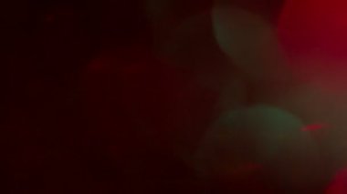 Aydınlık, pırıl pırıl çok renkli yuvarlak lekeler bokeh rastgele görüntülenebilir ve yok olabilir