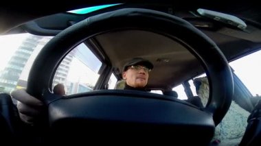 Direksiyon simidi üzerinden panosundan kamera çıkartıyor