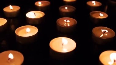 Birçok Alevi titriyor rüzgarda mumlar. Mumlar sırayla kendiliğinden tutuşturmak