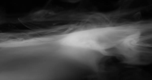 Fumaça Branca Pesada Espalha Lentamente Sobre Superfície Preta Gradualmente Dissolvendo — Vídeo de Stock