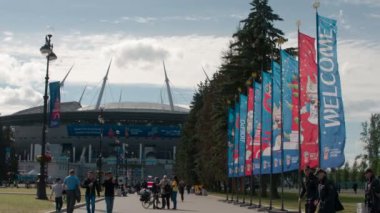 Bayraklar stadyum yanındaki. Stadyum St. Petersburg Brezilya ve Kosta Rika milli takımının oyun sırasında