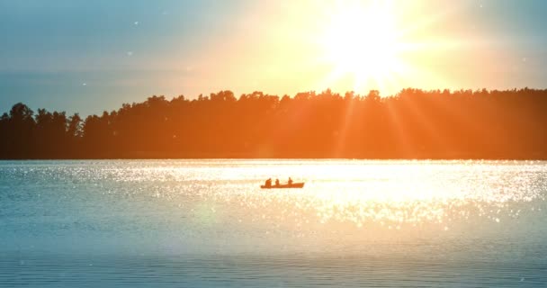 漁師は きらめくさざ波の背景にボートに座っています 太陽光線と海岸の洪水です ダーク フォレストに対して水面 — ストック動画