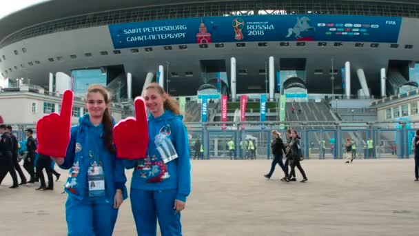 Ehrenamtliche Helferinnen Helfen Gästen Stadion Petersburg Während Des Spiels Der — Stockvideo