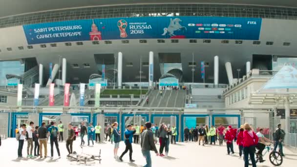 Fans Nära Huvudentrén Till Stadion Stadium Petersburg Spelet För Brasilianska — Stockvideo