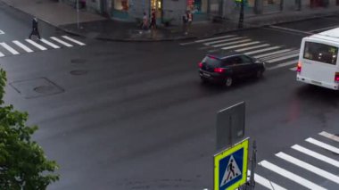 Timeiapse. Arabalar ve yayalar şehir Kavşağı'nda yoğun trafik