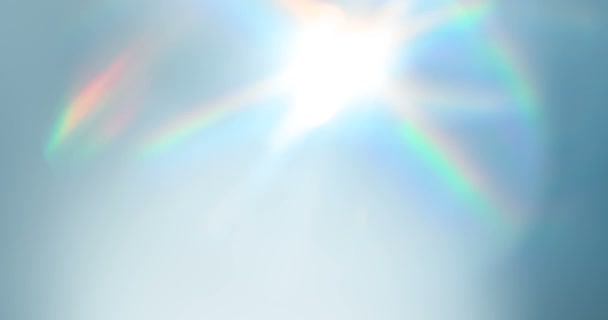 钻石彩虹火花 光线穿过缓慢旋转的钻石的刻面 形成重复的闪闪发光的高光和彩虹色 — 图库视频影像