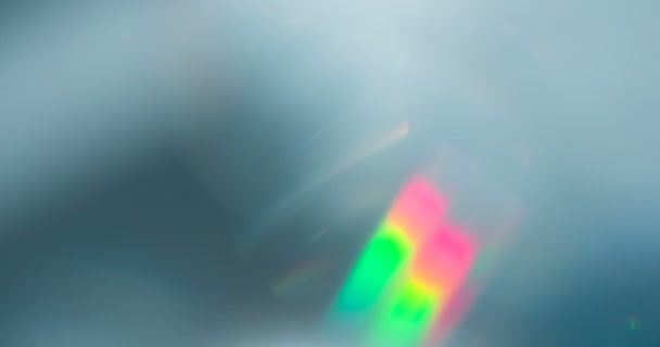 ループ 光はゆっくりと回転するダイヤモンドのファセットを通過し 繰り返し輝くハイライトと虹の色を作成します — ストック動画
