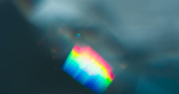 光线穿过缓慢旋转的钻石的刻面 形成重复的闪闪发光的高光和彩虹色 — 图库视频影像