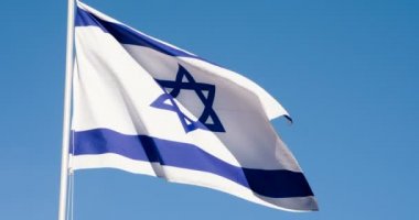 Büyük Devlet Bayrağı güneş tarafından aydınlatılır ve mavi gökyüzüne karşı rüzgarda destansı bir şekilde çırpınır. Yavaş Çekim 120 fps