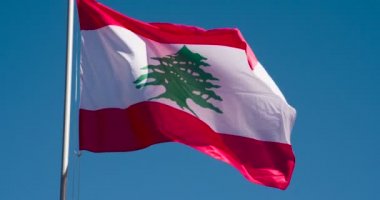 Büyük Devlet Bayrağı güneş tarafından aydınlatılır ve mavi gökyüzüne karşı rüzgarda destansı bir şekilde çırpınır. Yavaş Çekim 120 fps