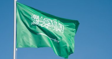 Büyük Devlet Bayrağı güneş tarafından aydınlatılır ve mavi gökyüzüne karşı rüzgarda destansı bir şekilde çırpınır. Yavaş Çekim 120 fps