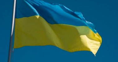 Büyük Devlet Bayrağı güneş tarafından aydınlatılır ve mavi gökyüzüne karşı rüzgarda destansı bir şekilde çırpınır. Yavaş Çekim 120 fps