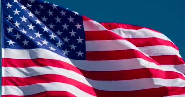 Большой Государственный Флаг Освещается Солнцем Эпично Развевается Ветру Против Голубого — стоковое видео