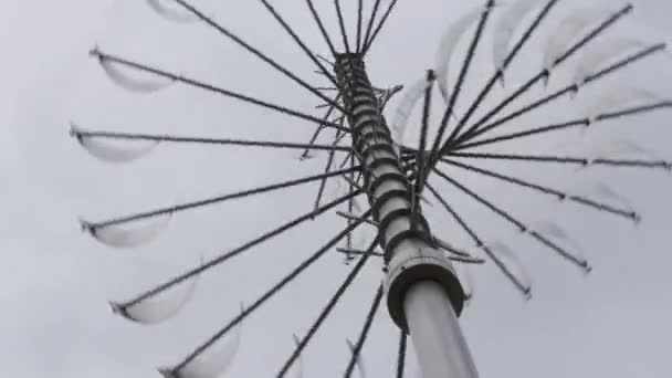 旋转风力发电机组机构 风力发电机组塔架机构在云彩移动的背景下快速转动 — 图库视频影像