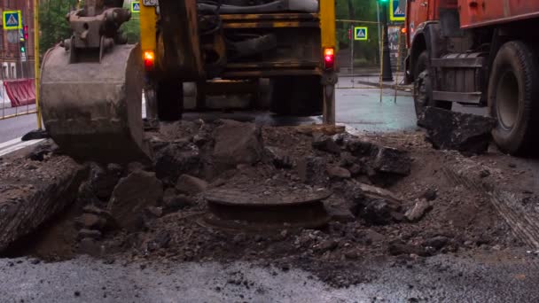 Återhämtningsarbete Reparationsarbeten Motorvägen Grävmaskinen Gräver Kommunikationsenheten Vattenförsörjning Där Olyckan Inträffade — Stockvideo