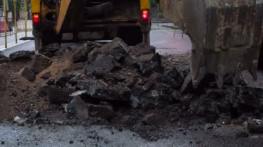 Kazı Kovası Asfaltı Kırdı. Otobanda tamirat. Kazıcı, kazanın meydana geldiği iletişim ünitesi su kaynağını kazıyor.