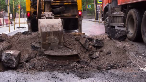 Grävmaskinen Lastar Jord Dumper Reparationsarbeten Motorvägen Grävmaskinen Gräver Kommunikationsenheten Vattenförsörjning — Stockvideo