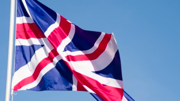 Британский Флаг Развевает Ветер Большой Государственный Флаг Освещается Солнцем Эпично — стоковое видео
