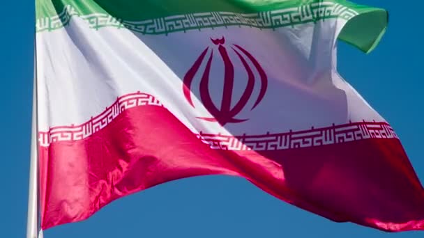 イラン国旗が風を吹く 大きな旗は太陽によって照らされ 青い空に対して風の中で心を込めて舞います スローモーション240 Fps — ストック動画