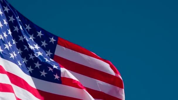 Αμερικάνικη Σημαία Πετάει Στον Άνεμο Μια Ηλιόλουστη Μέρα Μεγάλη Κρατική — Αρχείο Βίντεο