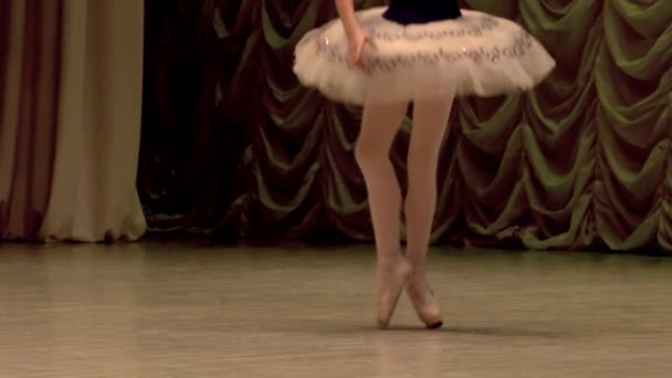 Элегантные Балетные Движения Ноги Балерины Пуантах Медленно Двигаются Танце Сцене — стоковое видео